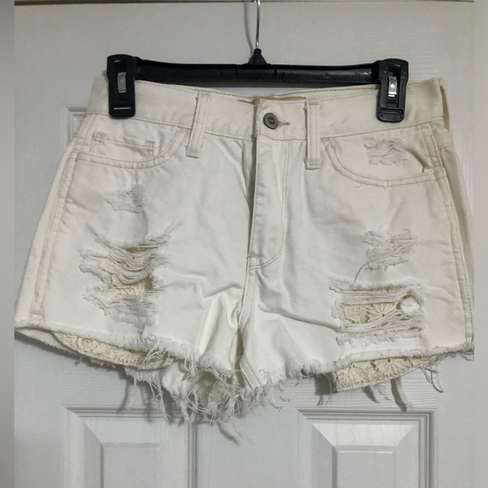 Hollister cream crochet pocket frayed short shorts juniors size 3 26W high rise‎
